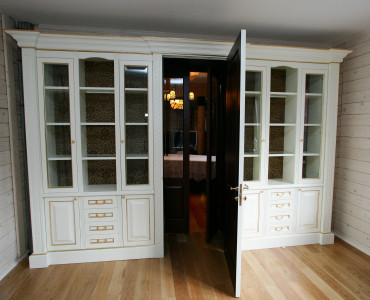 Оригинальная мебельная конструкция с дверным тамбуром - 2