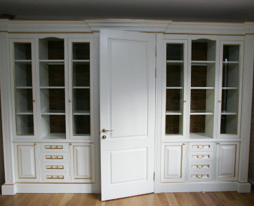 Оригинальная мебельная конструкция с дверным тамбуром - 1