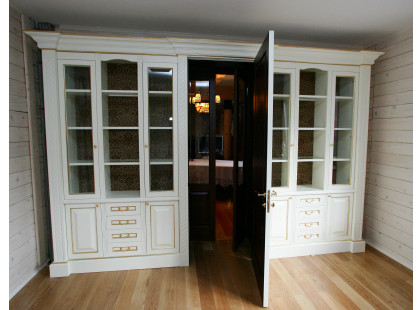 Оригинальная мебельная конструкция с дверным тамбуром - 2